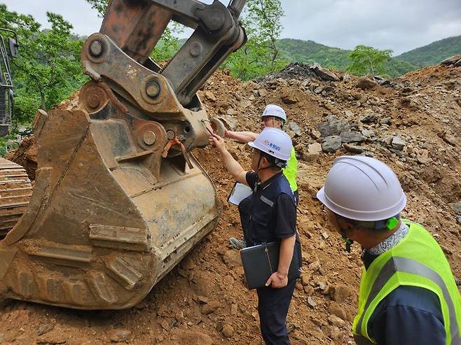 [홍성=뉴시스] 충남도 공사현장 안전점검 모습.  *재판매 및 DB 금지