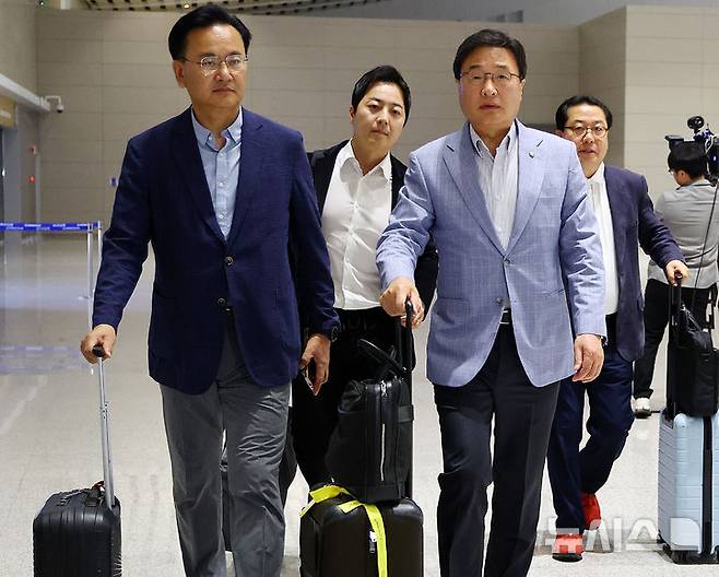 [인천공항=뉴시스] 황준선 기자 = 하와이에 체류 중인 홍준표 전 대구시장의 선대위 합류를 설득하기 위해 꾸려진 국민의힘 김문수 대통령 선거 후보 선거대책위원회 소속 유상범 단일화추진본부장과 김대식 대외협력본부장 등으로 구성된 하와이 특사단이 18일 오후 인천국제공항 제2 터미널을 통해 출국하고 있다. 2025.05.18. hwang@newsis.com