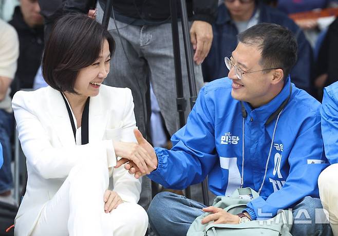 [서울=뉴시스] 권창회 기자= 더불어민주당에 입당한 김상욱 의원이 19일 서울 영등포구 타임스퀘어 광장에서 열린 이재명 더불어민주당 대선후보의 유세에서 허은아 전 개혁신당 대표와 악수하고 있다. 2025.05.19. kch0523@newsis.com