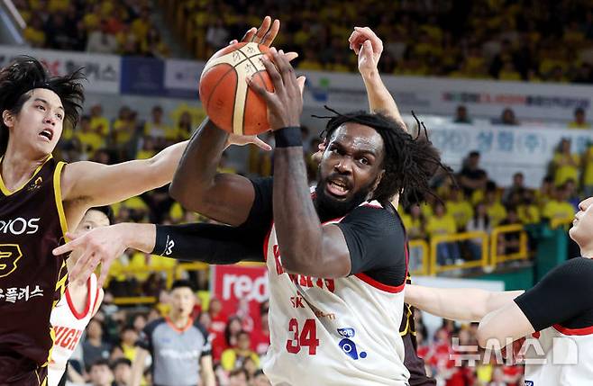 [창원=뉴시스] 추상철 기자 = 지난 15일 오후 경남 창원체육관에서 열린 2024-2025 프로농구 챔피언결정전 서울 SK 나이츠와 창원 LG 세이커스 6차전 경기, SK 워니가 리바운드를 하고 있다. 2025.05.15. scchoo@newsis.com