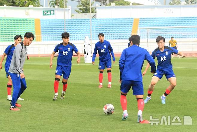 [원주=뉴시스] 이덕화 기자 = 19일 남자 20세 이하(U-20) 축구대표팀이 강원 원주시 종합운동장에서 내달 이집트 카이로에서 열리는 평가전을 대비한 소집훈련에서 연습경기 전 볼 뺏기를 하며 땀을 흘리고 있다. 2025.05.19. wonder8768@newsis.com