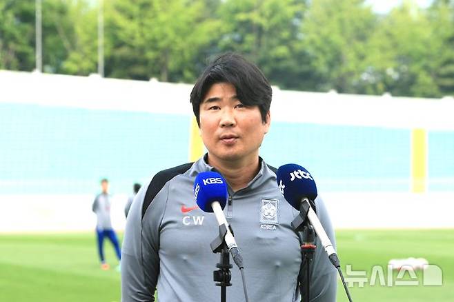 [원주=뉴시스] 이덕화 기자 = 19일 남자 20세 이하(U-20) 축구대표팀이 강원 원주시 종합운동장에서 소집훈련을 진행하고 있는 가운데 이창원 감독이 내달 이집트 카이로에서 열리는 평가전에 대한 각오를 밝히고 있다. 2025.05.19. wonder8768@newsis.com