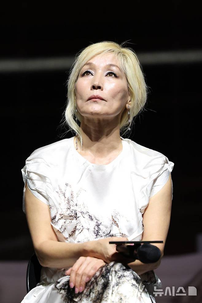 [서울=뉴시스] 박진희 기자 = 국립극단 연극 '헤다 가블러' 배우 이혜영이 19일 서울 중구 명동예술극장에서 기자간담회를 하고 있다. 2025.05.19. pak7130@newsis.com