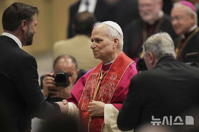 [바티칸시티=AP/뉴시스]교황 레오 14세가 18일 바티칸 성베드로 광장에서 교황직 즉위식을 마친 후 JD 밴스 미 부통령과 만나 악수하고 있다. 2025.05.19.