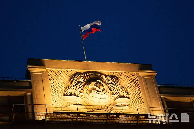 [모스크바=AP/뉴시스]낫과 망치가 부조된 러시아 모스크바의 국가두마(하원) 지붕에 2019년 3월3일 러시아 국기가 펄럭이고 있다. 러시아 당국은 19일 인권단체 국제사면위원회를 "바람직하지 않은 조직"으로 불법화했다. 러시아는 2015년 제정한 법에 따라 바람직하지 않은 조직에 연루되는 것을 형사 범죄로 규정하고 있다. 2025.05.19.