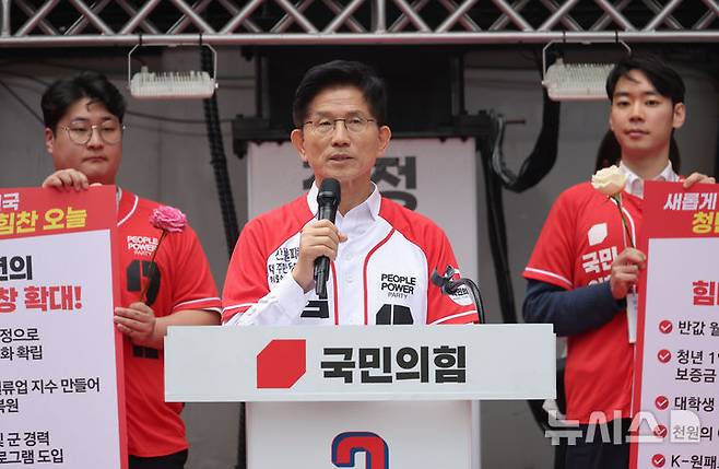 [서울=뉴시스] 고승민 기자 = 김문수 국민의힘 대선 후보가 19일 서울 청계광장에서 청년 정책 공약 발표를 하고 있다. (공동취재) 2025.05.19. photo@newsis.com