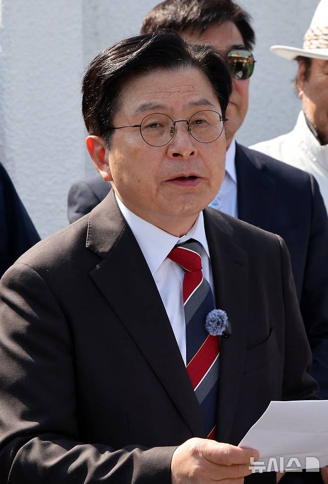 [서울=뉴시스] 배훈식 기자 = 황교안 전 국무총리가 24일 오후 서울 종로구 정부서울청사 앞에서 지지자들과 함께 기자회견을 열고 한덕수 대통령 권한대행 국무총리에게 요청하는 부정선거 방지 조치 관련 발언을 하고 있다.  2025.04.24. dahora83@newsis.com