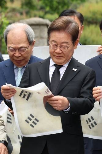 백범 김구 선생 묘역 참배한 이재명 후보 [연합뉴스 제공]