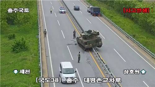 중앙분리대에 올라탄 장갑차 [독자 제공]