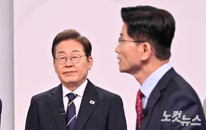 김문수 국민의힘 대선후보가 18일 서울 마포구 SBS프리즘타워에서 열린 중앙선거방송토론위원회 주관 제21대 대통령선거 후보자토론회에 참석하고 있다. 왼쪽은 이재명 더불어민주당 대선후보. 국회사진취재단