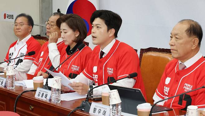 국민의힘 김용태 비상대책위원장(왼쪽 네번째)이 19일 국회에서 열린 중앙선거대책위원회 회의에서 발언하고 있다. 연합뉴스