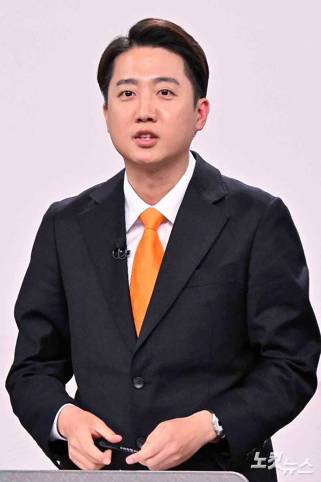 이준석 개혁신당 대선후보가 18일 서울 마포구 SBS프리즘타워에서 열린 중앙선거방송토론위원회 주관 제21대 대통령선거 후보자토론회에서 발언하고 있다. 국회사진취재단