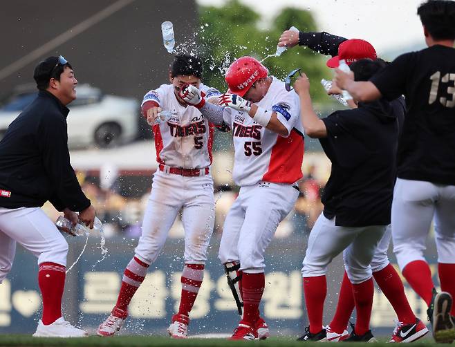 18일 광주 기아 챔피언스 필드에서 열린 프로야구 두산 베어스와 KIA 타이거즈의 경기. KIA 연장 10회말 1사 1, 2루에서 한준수가 끝내기 2루타를 치고 김규성과 기뻐하고 있다. 연합뉴스