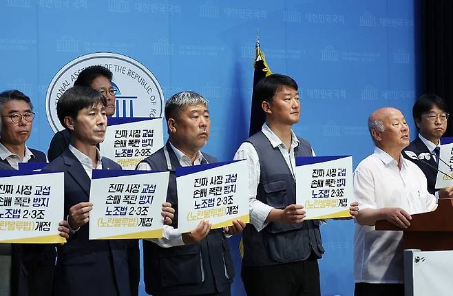 더불어민주당 이용우, 조국혁신당 신장식, 진보당 윤종오 의원과 민주노총 양경수, 한국노총 김동명 위원장 등이 지난 2024년 6월 18일 국회에서 노조법 2,3조 야당 공동대표발의 기자회견을 하고 있다. 연합뉴스