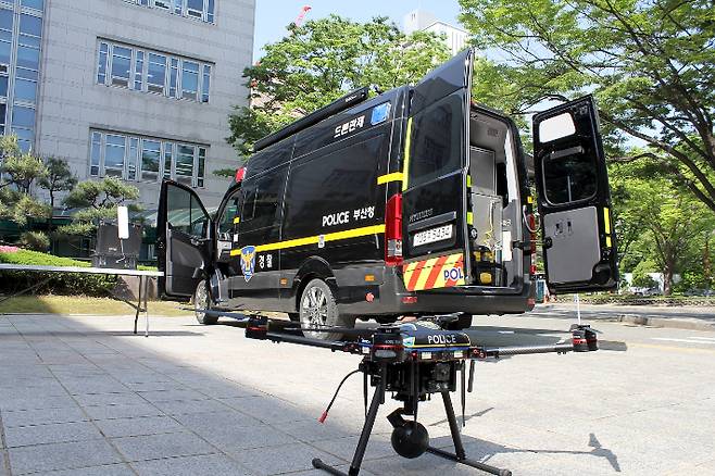 부산경찰청 드론 관제차량과 드론. 부산경찰청 제공