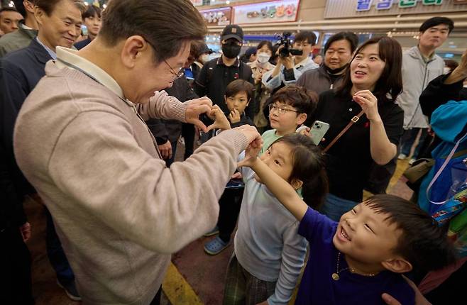 이재명 후보가 경북지역 유세에서 아이들과 손하트를 그려 보이고 있다. 민주당 경북도당 제공