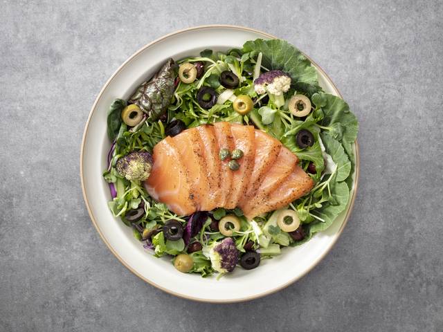 각종 채소를 곁들인 연어 요리. 이미지투데이