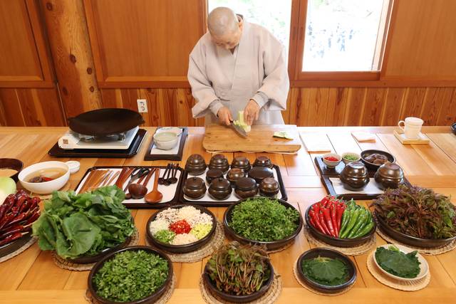 진관사 회주 계호스님이 4월23일 서울 은평구 진관사에서 사찰음식을 선보이고 있다. 연합뉴스