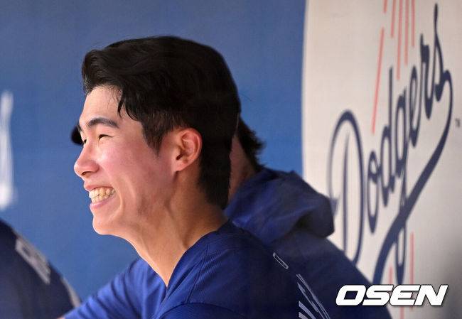 [OSEN=글렌데일(미국), 이대선 기자] 이정후(샌프란시스코 자이언츠)와 김혜성(LA 다저스)이 맞대결에서 나란히 맹활약했다. LA 다저스와 샌프란시스코 자이언츠는 2일(이하 한국시간) 미국 애리조나주 글렌데일의 캐멀백 랜치에서 2025 메이저리그 시범경기를 치렀다.&nbsp;이날 김혜성은 8번 유격수로,&nbsp;이정후는 3번 중견수로 각각 선발 출장했다. 이정후가 총알 2루타로 선제 타점을 올리자, 김혜성은 시범경기 첫 홈런포를 터뜨렸다. LA 다저스 김혜성이 더그아웃에서 환하게 웃고 있다. 2025.03.02 / sunday@osen.co.kr