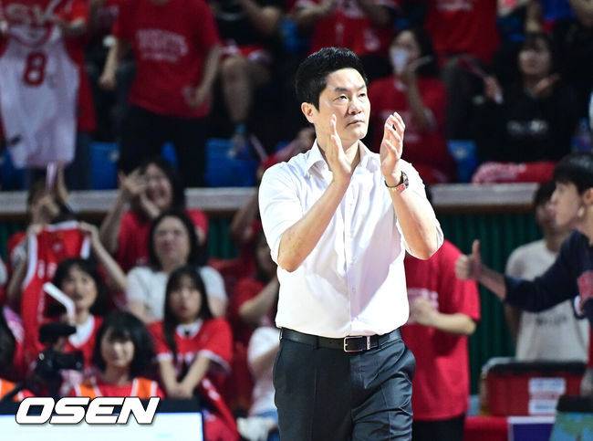 [OSEN=잠실학생체, 최규한 기자] 17일 오후 서울 잠실학생체육관에서 ‘2024-2025 KCC 프로농구’ 챔피언결정 7차전 서울 SK와 창원 LG의 경기가 열렸다.챔프 6차전까지 양 팀은 3승 3패로 팽팽하게 맞섰다. SK는 사상 첫 챔프전 리버스 스윕으로 통합 우승을, LG는 창단 첫 챔프전 우승을 노린다.3쿼터, SK 전희철 감독이 선수들의 플레이에 박수를 보내고 있다. 2025.05.17 / dreamer@osen.co.kr