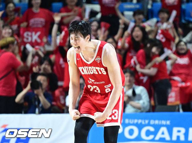 [OSEN=잠실학생체, 최규한 기자] 17일 오후 서울 잠실학생체육관에서 ‘2024-2025 KCC 프로농구’ 챔피언결정 7차전 서울 SK와 창원 LG의 경기가 열렸다.챔프 6차전까지 양 팀은 3승 3패로 팽팽하게 맞섰다. SK는 사상 첫 챔프전 리버스 스윕으로 통합 우승을, LG는 창단 첫 챔프전 우승을 노린다.4쿼터, SK 김형빈이 득점에 기뻐하고 있다. 2025.05.17 / dreamer@osen.co.kr