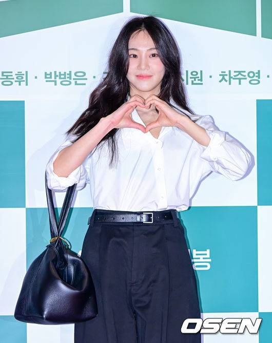 [OSEN=지형준 기자] 31일 오후 서울 잠실 롯데시네마 월드타워에서 영화 ‘로비’ VIP 시사회 포토월 행사가 열렸다.‘로비'는 연구밖에 모르던 스타트업 대표 창욱(하정우)이 4조 원의 국책사업을 따내기 위해 인생 첫&nbsp;로비&nbsp;골프를 시작하는 이야기. 오는 4월 2일 개봉.배우 한지은이 포토타임을 하고 있다. 2025.03.31 / jpnews@osen.co.kr