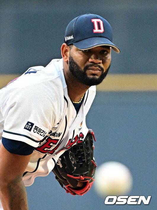 [OSEN=잠실, 지형준 기자] 3일 오후 서울 잠실야구장에서&nbsp;2024 신한 SOL Bank KBO리그 두산 베어스와 롯데 자이언츠의 경기가 열렸다.이날 두산은 알칸타라, 롯데는 박세웅을 선발로 내세웠다.1회 두산 알칸타라가 역투하고 있다. 2024.07.03 / jpnews@osen.co.kr