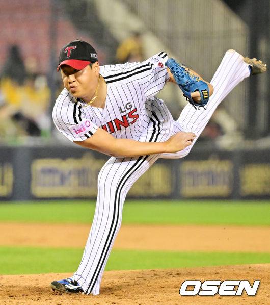 [OSEN=잠실, 민경훈 기자] 24일 오후 서울 잠실야구장에서 2025 신한 SOL Bank KBO리그 LG 트윈스와 NC 다이노스의 경기가 열렸다.홈팀 LG는 치리노스, 원정팀 NC는 라일리를 선발로 내세웠다. 7회초 2사 주자 만루 NC 박민우 타석에서 마운드에 오른 LG 배재준이 힘차게 공을 뿌리고 있다. 2025.04.24 / rumi@osen.co.kr