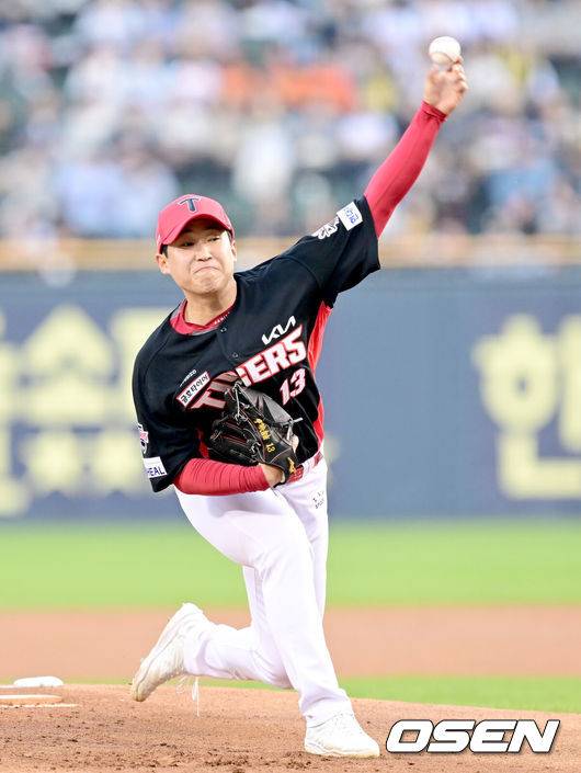 [OSEN=잠실, 김성락 기자] 18일 오후 서울 잠실야구장에서 2025 신한 SOL Bank KBO리그 두산 베어스와 KIA 타이거즈의 경기가 열린다.이날 두산은 콜어빈, KIA는 윤영철을 선발로 예고했다.1회말 KIA 선발 윤영철이 마운드에 올라 힘차게 공을 뿌리고 있다. 2025.04.18 / ksl0919@osen.co.kr