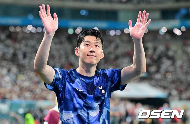 [OSEN=서울월드컵경기장, 조은정 기자] 김민재(28, 바이에른 뮌헨)가&nbsp;손흥민(32, 토트넘)에게 향하는 공을 깔끔하게 막아내는 장면은 쿠팡플레이 시리즈 2경기 하이라이트였다.뮌헨은 3일 오후 8시 서울월드컵경기장에서 열린 토트넘과 2024 쿠팡플레이 시리즈 2경기에서 2-1로 이겼다.1900년 창단&nbsp;이후 첫 방한으로 치른 경기에서 뮌헨은 승전고를 울렸다. 김민재가 손흥민을 상대로 판정승을 거뒀다.&nbsp;경기 종료 후 토트넘 손흥민이 팬들에게 인사를 하고 있다. 2024.08.03 /cej@osen.co.kr