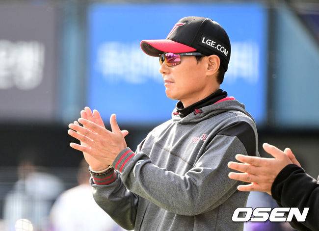[OSEN=잠실, 최규한 기자] 프로야구 LG 트윈스는 6일 서울 잠실구장에서 열린 2025 신한 SOL뱅크 KBO리그 두산 베어스와의 시즌 5차전에서 5-1로 승리했다.&nbsp;경기를 마치고 승리한 LG 염경엽 감독이 선수들을 맞이하며 박수 보내고 있다. / 2025.05.06 / dreamer@osen.co.kr