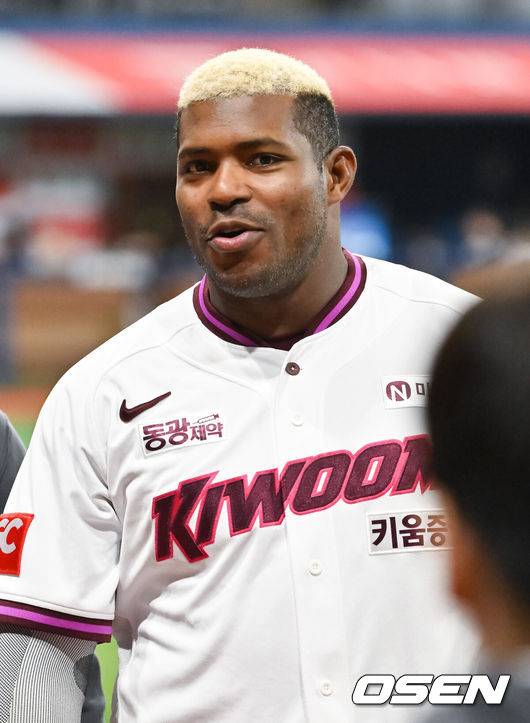 [OSEN=고척, 박준형 기자] 프로야구 키움 히어로즈가 투타 완벽한 조화를 이루며 2연패에서 벗어났다.&nbsp;키움은 22일 서울 고척스카이돔에서 열린 ‘2025 신한은행 SOL Bank KBO리그’ 두산 베어스와의 경기에서 5-4로 승리했다. 이날 승리로 2연패를 끊고 주중 3연전 기선 제압에 성공했다.&nbsp;경기종료 후 키움 푸이그가 미소 짓고 있다. 2025.04.22 / soul1014@osen.co.kr