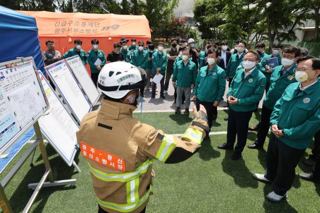 ▲박병규 광산구청장과 고기동 행정안전부 장관 직무대행이 진화 작업 및 대응 상황을 함께 점검하고 있다.2025.5.18ⓒ광산구