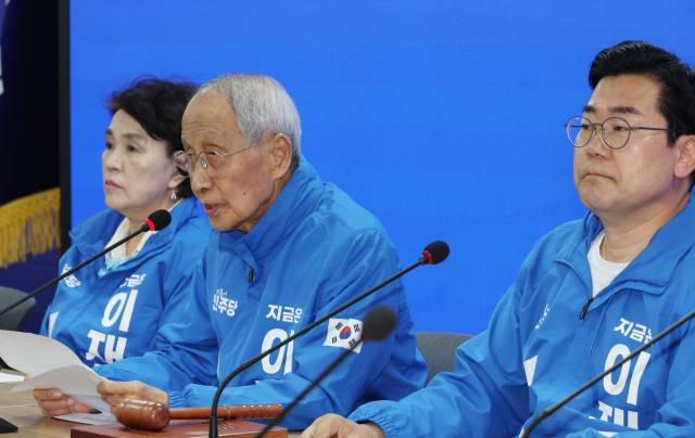 ▲더불어민주당 윤여준 총괄선대위원장이 19일 서울 여의도 당사에서 열린 중앙선거대책위원회의에서 발언하고 있다. ⓒ연합뉴스