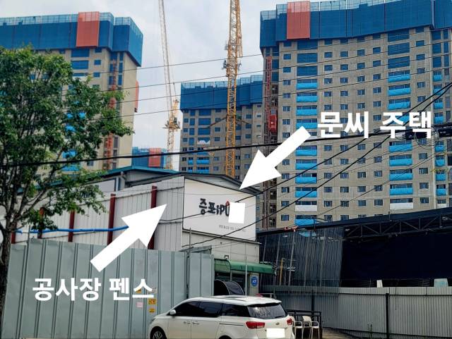 ▲경기 이천시 증포동의 한 아파트 공사장에서 설치한 펜스가 2층 주택 바로 옆에 설치돼 있다. 해당 주택에 거주하는 4명 가족은 공사가 시작되면서 소음 진동 먼지로 인해 각종 질병에 시달리고 있다며 피해를 호소하고 있다. ⓒ 프레시안