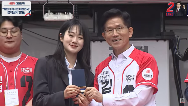 ▲ 18일 서울 종로 청계광장 소라탑 앞 국민의힘 대선 청년 공약 발표를 위해 마련된 자리에서 김문수 국민의힘 대선후보가 권예영 '탄탄대로' 대표가 쓴 편지를 전달받고 있다. ⓒ국민의힘 공식 유튜브 방송화면 갈무리