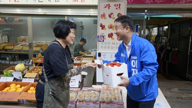 ▲한병도 3선 의원이 고향인 전북 익산시 전통시장에서 지역화폐인 '다이로움'을 사용해 물건을 구매하고 있다. ⓒ한병도 의원 페이스북