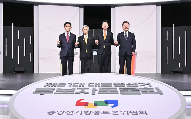 18일 서울 마포구 SBS프리즘타워에서 열린 중앙선거방송토론위원회 주관 제21대 대통령선거 후보자 토론회에서 각 정당 대선 후보들이 선전을 다짐하고 있다. 왼쪽부터 국민의힘 김문수, 민주노동당 권영국, 개혁신당 이준석, 더불어민주당 이재명 대선후보. 국회사진기자단