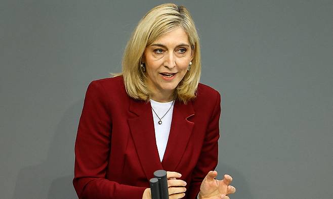 니나 바르켄 독일 보건부 장관이 지난 15일(현지시간) 하원에 출석해 의원들의 질의에 답변하고 있다. 로이터연합뉴스