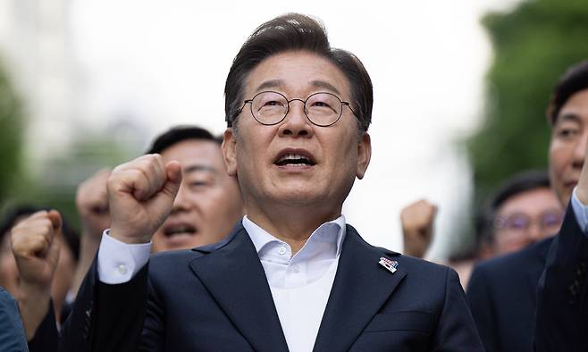 이재명 더불어민주당 대선후보가 지난 17일 광주 동구 금남로에서 열린 제45주년 5·18 민주화운동 전야제에서 구호를 외치고 있다. 공동취재