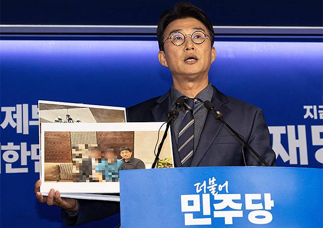 노종면 더불어민주당 선거대책위위 19일 서울 여의도 더불어민주당사에서 기자회견을 열고 지귀연 서울중앙지법 부장판사 룸살롱 출입 증거 사진을 공개하고 있다. 뉴스1