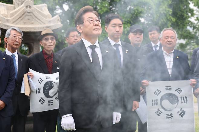 이재명 더불어민주당 대선 후보가 19일 서울 용산구 백범김구 묘역을 방문해 참배하고 있다. 뉴시스