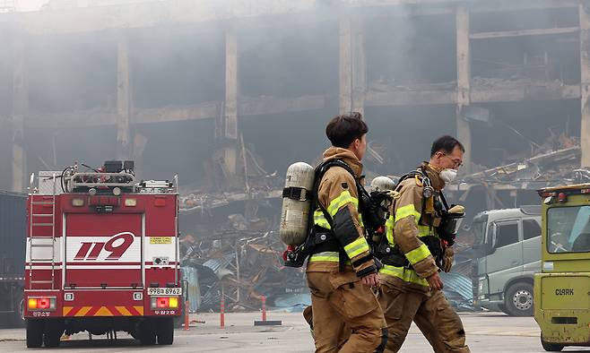 19일 광주 광산구 금호타이어 광주공장에서 소방대원이 잔불 진화를 위해 화재 현장으로 향하고 있다. 연합뉴스