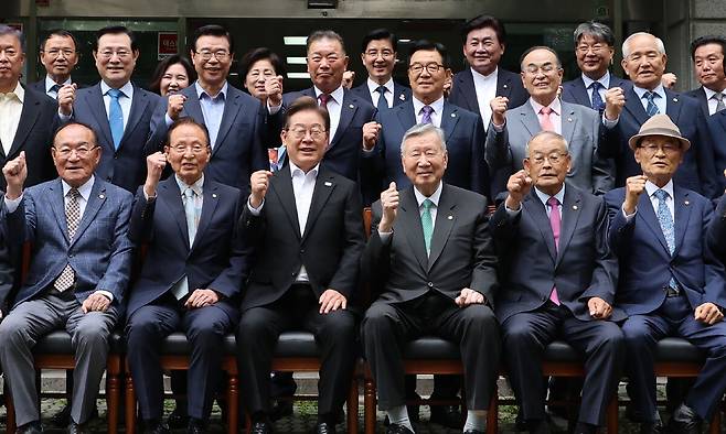 이재명 더불어민주당 대선 후보가 19일 서울 용산구 대한노인회관에서 이중근 회장을 비롯한 회장단과 기념촬영을 하고 있다. 공동취재