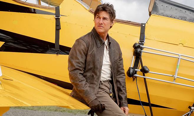 톰 크루즈는 ‘미션 임파서블: 파이널 레코닝’에서 비행기 날개 위에 매달리고, 중량 54㎏인 잠수복을 입고 잠수함 수색 장면을 찍는 등 고난도 액션 촬영을 감행했다. 롯데엔터테인먼트 제공