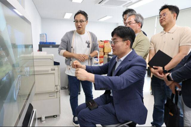 김현곤 경과원장(가운데)이 19일 경기 고양시에서 열린 ‘현장&nbsp;중심’ 경영회의 직후 한 스타트업의 제품을 체험하고 있다. 경과원 제공