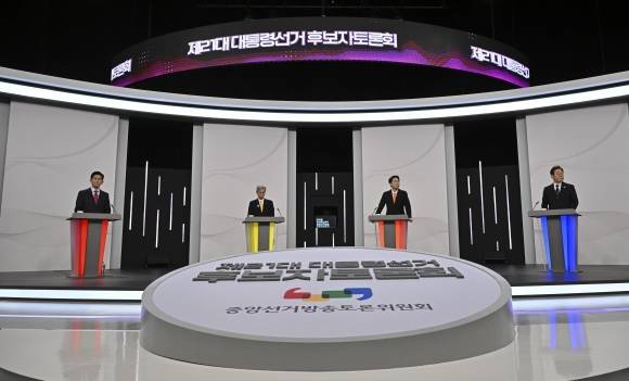 18일 서울 마포구 SBS프리즘타워에서 열린 중앙선거방송토론위원회 주관 제21대 대통령 선거 후보자 토론회에서 대선 후보들이 토론을 준비하고 있다. 왼쪽부터 김문수 국민의힘·권영국 민주노동당·이준석 개혁신당·이재명 더불어민주당 후보. 국회사진기자단