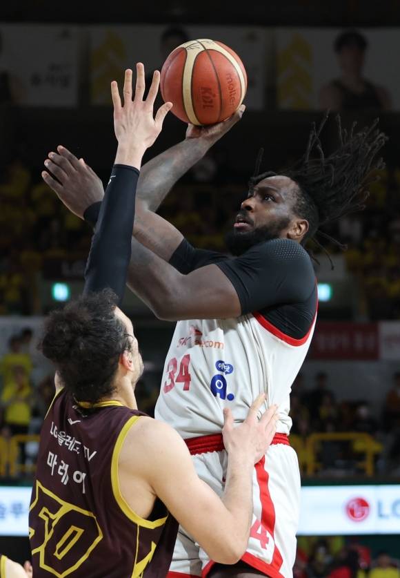 SK 워니 ‘다시 서울 가자’ - SK 워니 ‘다시 서울 가자’     (창원=연합뉴스) 김동민 기자 = 15일 경남 창원체육관에서 열린 2024∼2025시즌 프로농구 창원 LG 세이커스와 서울 SK 나이츠의 챔피언결정전 6차전 경기. SK 자밀 워니가 슛하고 있다. 2025.5.15     image@yna.co.kr (끝)   <저작권자(c) 연합뉴스, 무단 전재-재배포, AI 학습 및 활용 금지>