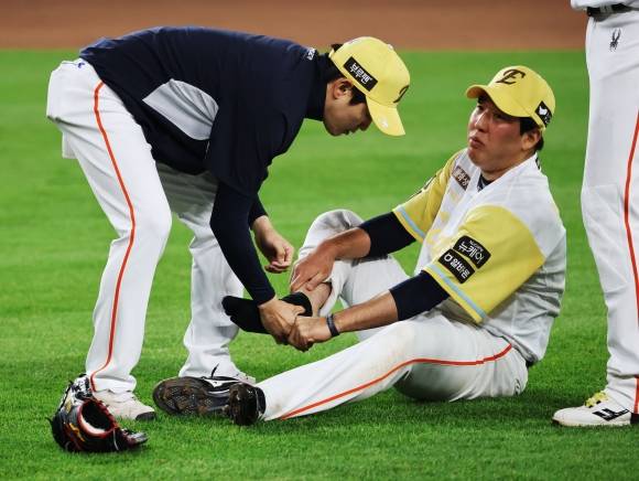 발목 통증 호소하는 박상원 - 13일 대전 한화생명 볼파크에서 열린 2025 신한 SOL 뱅크 KBO리그 한화이글스와 두산베어스의 경기. 한화 박상원이 7회 초 발목 통증을 호소하고 있다. 연합뉴스