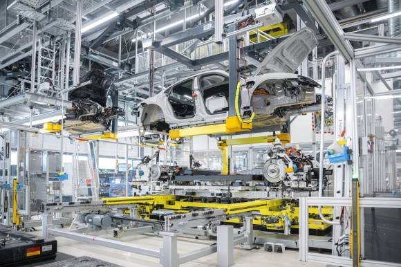 지난 16일(현지시간) 독일 슈트트가르트 주펜하우젠 포르쉐 공장에서 제작 중인 ‘타이칸’의 차체가 공장 리프트에 매달려 조립 공정을 기다리고 있다. 포르쉐 제공